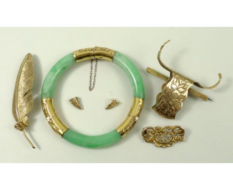 A 9ct gold feather brooch, Garrard and Co ltd, London 1981, 8.1g, 2 by 6.5cm, together with a Chinese gold and green hardston