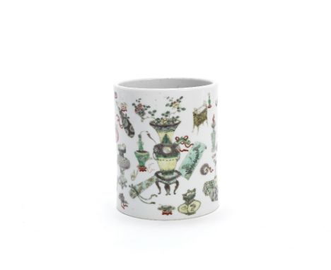A famille verte brushpotKangxiDecorated with the 'Hundred Antiques' encircling the vessel. 15cm (5.7/8in) high.