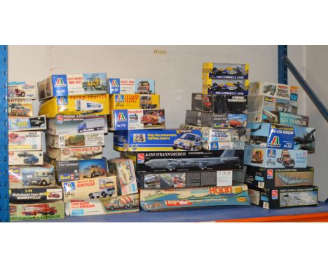 38 VARIOUS VINTAGE BOXED MODEL KITS, AIRFIX, AMT, REVELL, ITALERI ETC