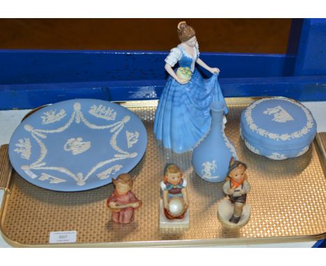 TRAY WITH 3 VARIOUS HUMMEL FIGURINES, ROYAL DOULTON FIGURINE &amp; 3 PIECES OF WEDGWOOD JASPER WARE     