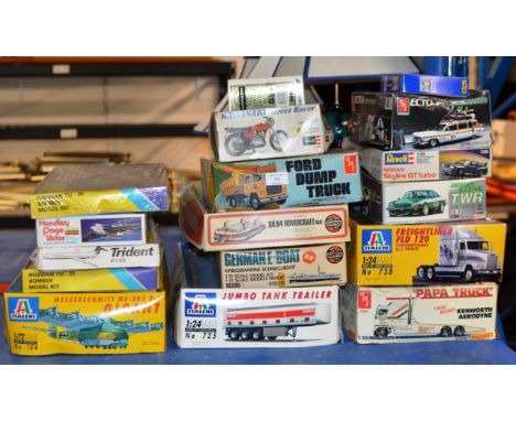 17 VARIOUS VINTAGE BOXED MODEL KITS, ITALERI, REVELL, AMT ETC