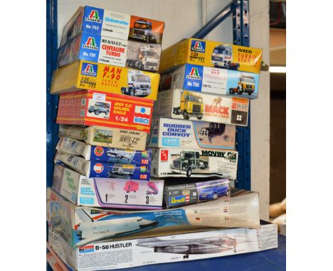 16 VARIOUS VINTAGE BOXED MODEL KITS, ITALERI, AIRFIX ETC