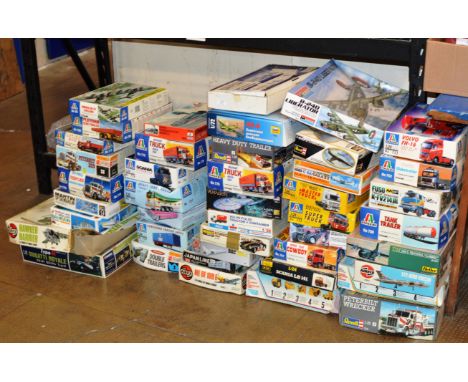 43 VARIOUS VINTAGE BOXED MODEL KITS, ITALERI, AIRFIX, REVELL ETC