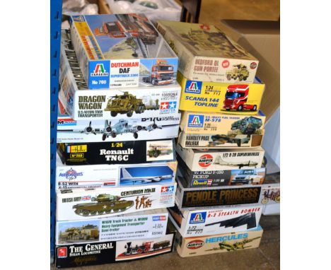 17 VARIOUS VINTAGE BOXED MODEL KITS, HELLER, AMT, MONOGRAM ETC