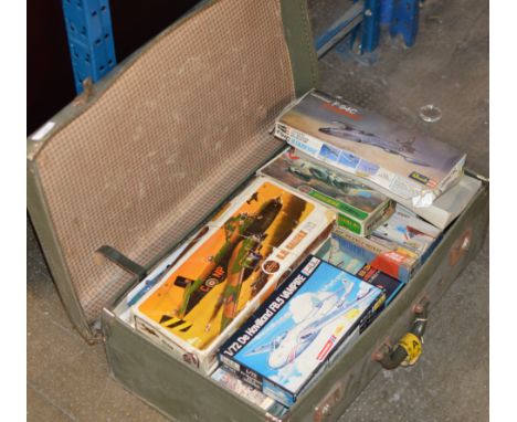 CASE WITH VARIOUS VINTAGE MODEL KITS