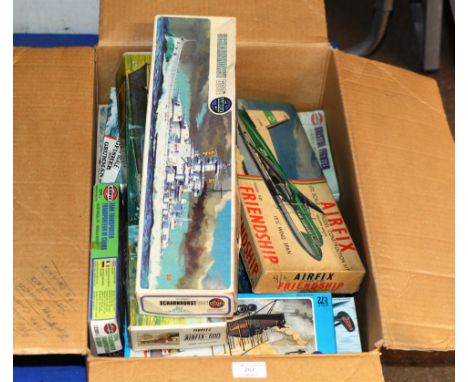 VARIOUS BOXED VINTAGE MODEL KITS