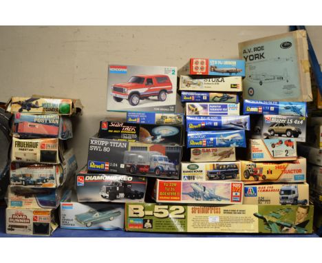 28 VARIOUS VINTAGE BOXED MODEL KITS, MATCHBOX, REVELL, AIRFIX ETC