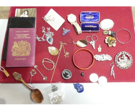 A silver, enamel and paste set Royal Artillery sweetheart brooch, a gold mounted agate brooch a gold mounted Masonic pendant 