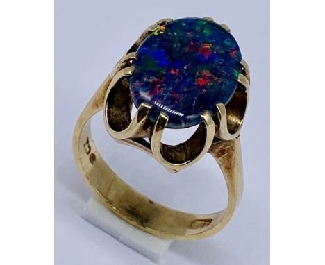  A 9ct gold ring set with an opal, size M 1/2