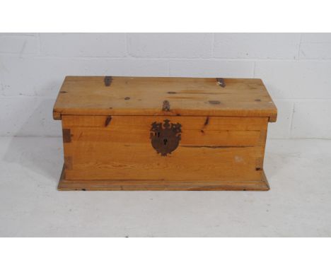 A Mexican pine trunk - length 101cm, depth 47.5cm, height 41.5cm