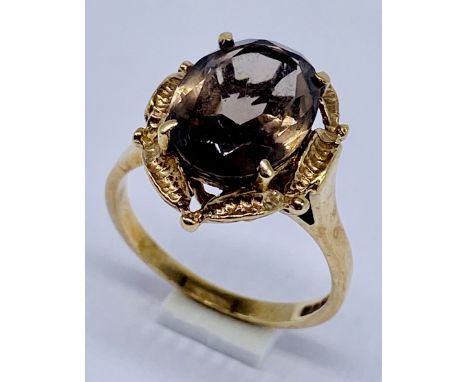 A 9ct gold ring set with smoky quartz, size S