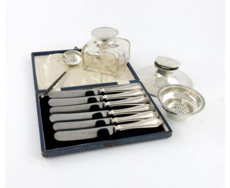 λ A mixed lot of silver items, comprising: a George III toddy ladle, possibly by William Eaton, London 1815, a capstan inkwel
