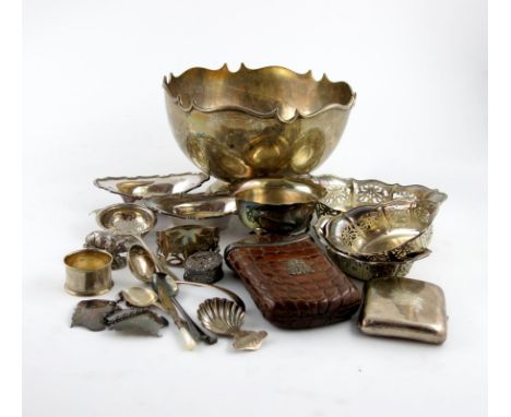 λ A mixed lot of silver items, comprising: an Edwardian rose bowl, Chester 1906, a bear menu card holder, with import marks f