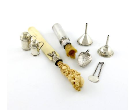 λ A mixed lot, comprising: a William IV scent funnel, by Reily and Storer, London 1833, a leaf caddy spoon, a travelling shav