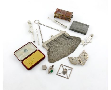 A mixed lot of small silver items and objects of vertu, including: a gilt metal card case, in a fitted case, an agate casket 