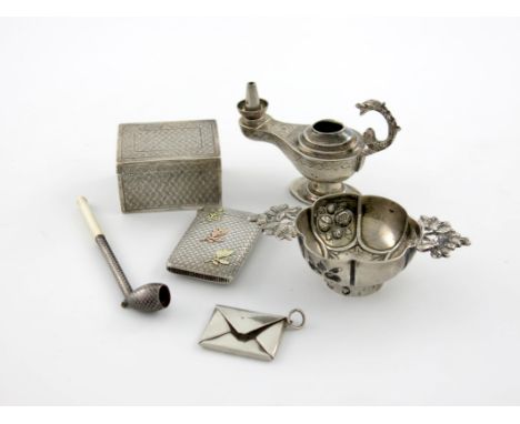 λ A mixed lot of silver and metalware items, comprising: a French vesta case, of rectangular form, basket-weave decoration, a