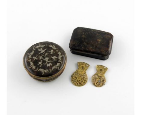 λ A George III old Sheffield plated and tortoiseshell snuff box, circular form, circa 1760, the pull-off cover inlaid with bi