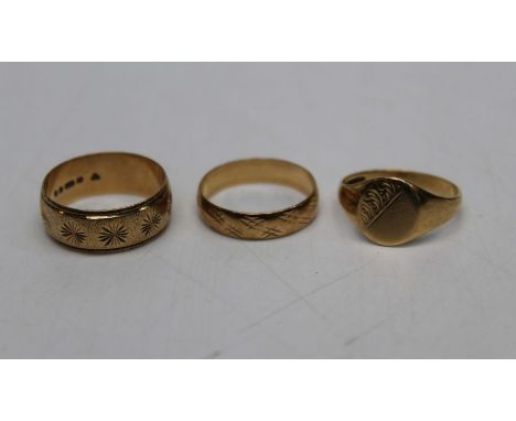 Three 9ct gold rings. Comprising a signet ring, with foliate pattern engraving (size Q), a star patterned band ring (size R) 