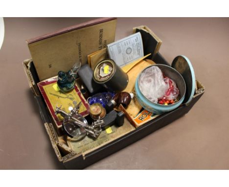A TRAY OF COLLECTABLES TO INCLUDE A TIN OF COINS, RONSON LIGHTER ETC