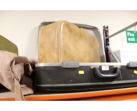 A QUANTITY OF VINTAGE LUGGAGE