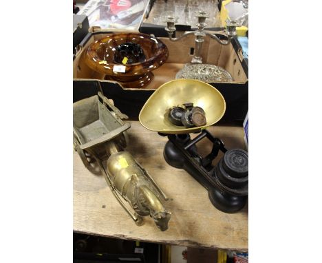 A SELECTION OF METALWARE TO INCLUDE SCALES AND WEIGHTS TOGETHER WITH A BROWN GLASS ROSE BOWL