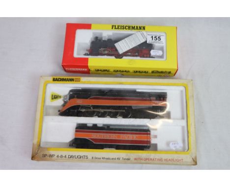 Two boxed HO scale locomotives to include Bachmann 672 SP-WP 4-8-4 Daylight with operating headlight Southern Pacific and Fle