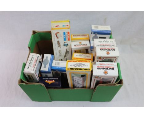17 Bachmann HO & OO gauge items of rolling stock mainly featuring American lines