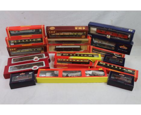 18 Boxed items of OO gauge rolling stock to include Hornby x 9, Bachmann x 5, Dapol x 2 and GMR Airfix x 2, features multi se