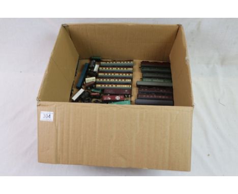 43 N gauge items of rolling stock to include coaches and wagons featuring Grafar, Peco, Bachmann, vg overall condition 