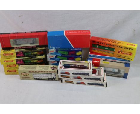 17 Boxed HO scale items of model railway, Amercian lines, to include Roundhouse Products x 9, Bachmann x 3, Walthers x 2, E&C