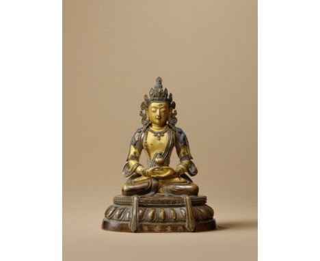STATUETTE D'AMITAYUS EN ALLIAGE DE CUIVRE PARCELLEMENT LAQUÉ DORÉDYNASTIE QING, MARQUE À SEPT CARACTÈRES ET ÉPOQUE QIANLONG (