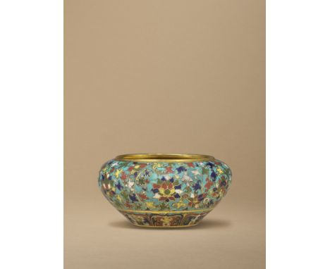 BOL À AUMÔNES EN ÉMAUX CLOISONNÉS ET ALLIAGE DE CUIVRE DORÉDYNASTIE MING, MARQUE À SIX CARACTÈRES ET ÉPOQUE JINGTAI7.1 cm (2 