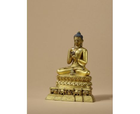 STATUETTE DE VAIROCANA EN ALLIAGE DE CUIVRE DORÉTIBET, XVIIE SIÈCLEA Sanskrit inscription in Tibetan lhantsa script at the ba