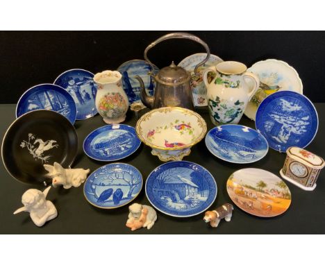 Ceramics - a Spode Chelsea Bird pattern bowl, flared lip, 21cm diameter;  Royal Copenhagen Beagle model dog;  others ; Christ