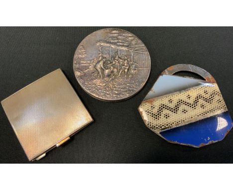 An Art Deco silver compact, engine turned, London 1938;  a silver plated compact, embossed;   a novelty purse (3) 