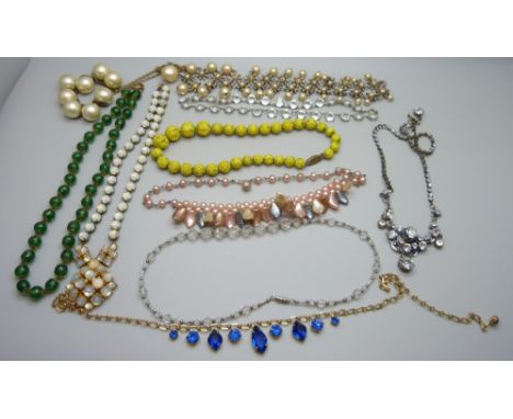 Ten vintage necklets 