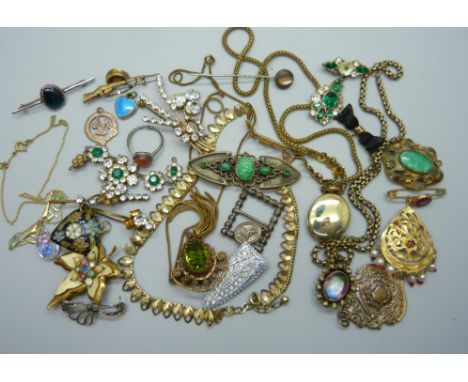 A collection of vintage jewellery 