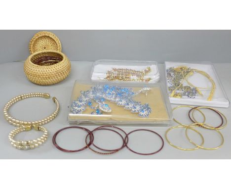Indian bridal jewellery with vintage faux pearl necklace and bracelet 