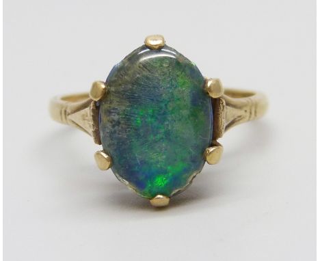 A 9ct gold and opal triplet ring, stone a/f, 3.9g, S/T