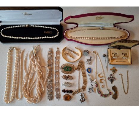 A quantity of vintage jewellery to include a string of Lotus simulated pearls with silver gilt clasp and another string with 