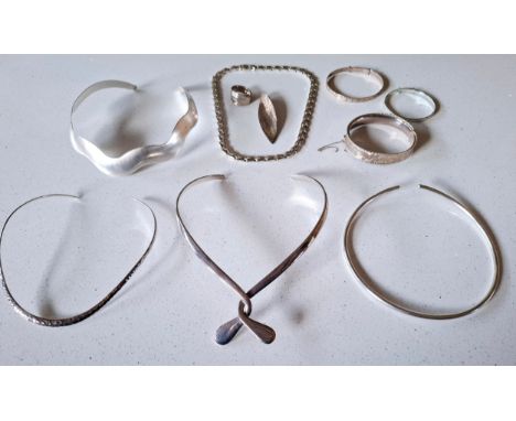A collection of silver jewellery, 246g, to include an engraved hinged bangle, 2 engraved adjustable bangles, a Contemporary r