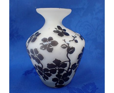 A STEUBEN STYLE ETCHED GLASS VASE with glossy black design on white etched ground 11cm high