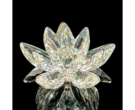 This small waterlily was part of the Secret Garden group. It is made from clear crystal and has light yellow crystals in the 