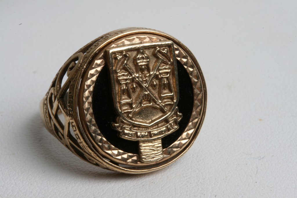 A 9ct gold West Ham ring