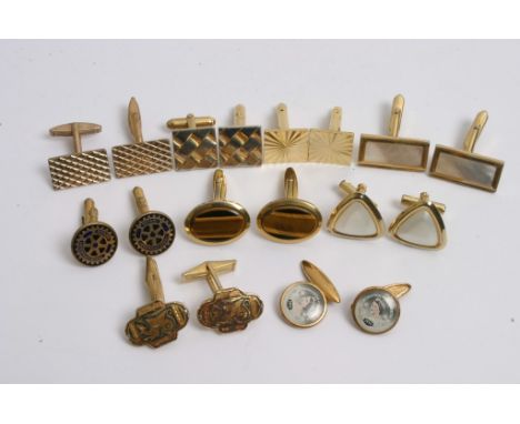 A bag containing 9 pairs of cufflinks 