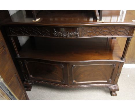 A fine warrings Edwardian mirrored back sideboard fitted with a single drawer and cupboards on cabrole legs,ball claw feet to