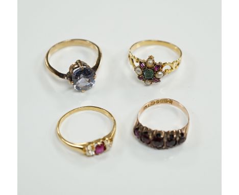 A late Victorian yellow metal, emerald, garnet and split pearl cluster set  ring, in the Suffragette colours, size M/N and th