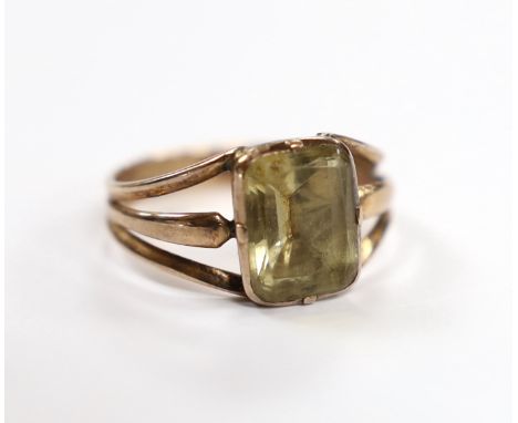 An antique yellow metal and single stone foil backed citrine ring, size K, gross weight 3.2 grams.***CONDITION REPORT***PLEAS