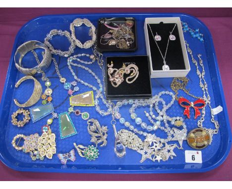 Assorted Costume Jewellery, including brooches, necklaces, bracelets, vintage bead necklaces etc :- One Tray