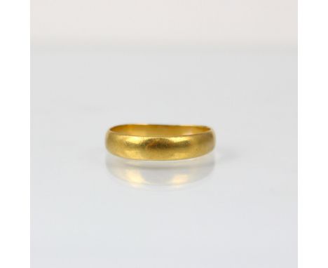 An early 20th century 22ct yellow gold wedding band, stamped 'SH' Birmingham 1909, ring size N 1/2, 3gms